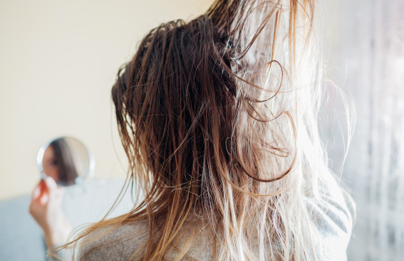Cheveux poisseux : de quoi parle-t-on ?