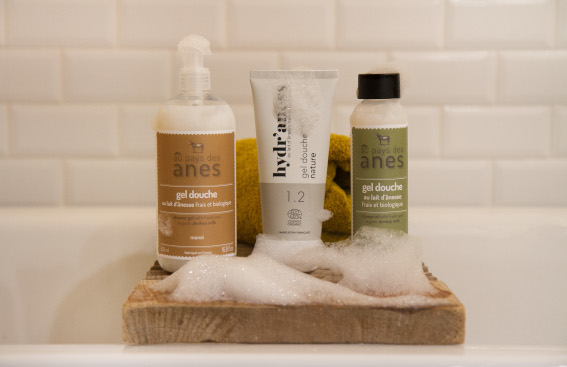 Gel douche au lait d’ânesse : le remède cutané aux eaux calcaires ?