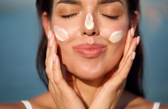 Que l’on soit en vacances ou que l’on travaille tout l’été, la peau est généralement mal menée avec les différentes habitudes et activités estivales. En effet, les rayons UV altèrent la barrière cutanée, dessèchent l’épiderme et accélèrent le vieillissement de la peau. À cela s’ajoute la chaleur, qui augmente la production de sébum et la transpiration, pouvant entraîner des irritations et des imperfections. Quant aux baignades, entre le sel marin qui assèche et fragilise la peau et le chlore des piscines qui peut provoquer des démangeaisons, des rougeurs et des tiraillements, la peau ne cesse d’être mise à rude épreuve. Ces agressions répétées touchent particulièrement les peaux sèches, sensibles ou atopiques, déjà plus vulnérables de nature. C’est pourquoi, en été, une routine douce, réparatrice et respectueuse du film hydrolipidique est essentielle pour conserver une peau en bonne santé et confortable.