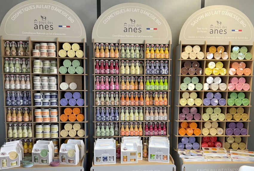 Présentoirs de savons et cosmétiques au lait d'ânesse