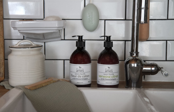 Savon liquide au lait d’ânesse : la solution contre les mains sèches causées par les lavages répétés